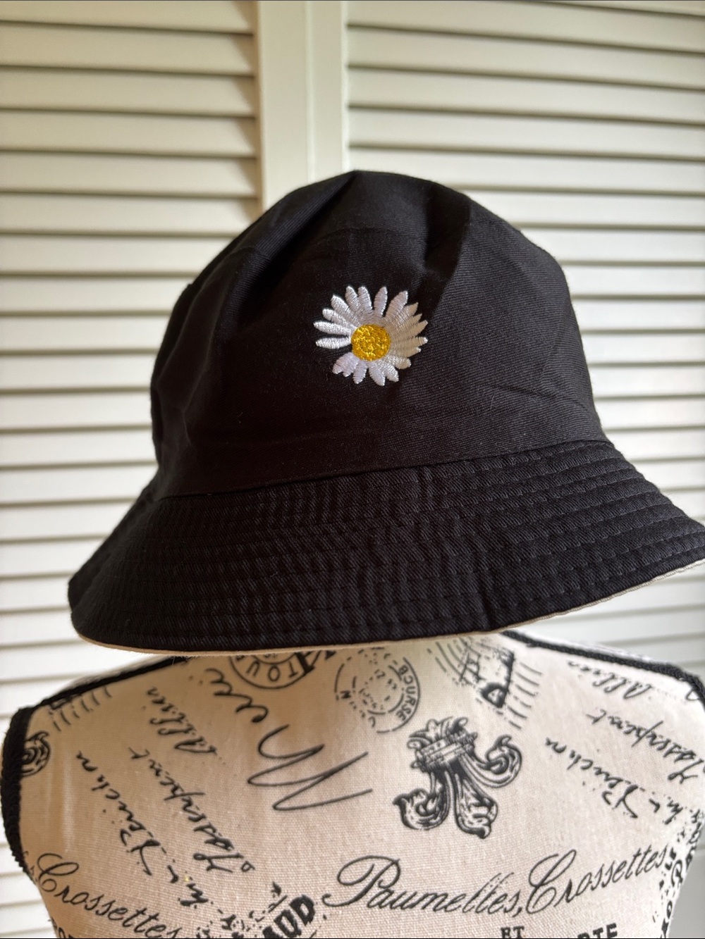 Reversible Embroidered Daisy Bucket Hat Packable Beach Sun Hat Black/Tan